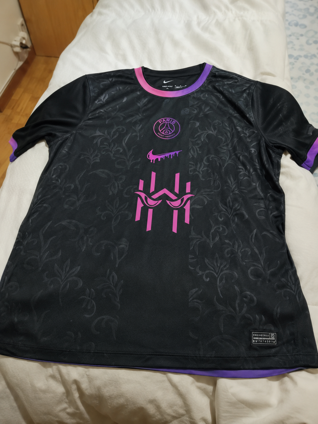 Foto de Álvaro Romero con su camiseta