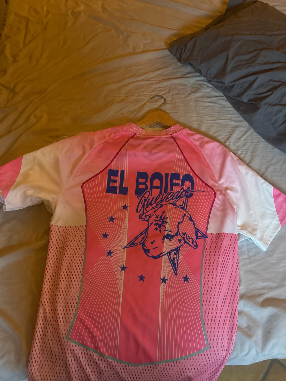 Foto de Víctor Molina con su camiseta